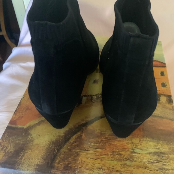Suede pull on heeled Ankle boots NIB - Picture 5 of 7